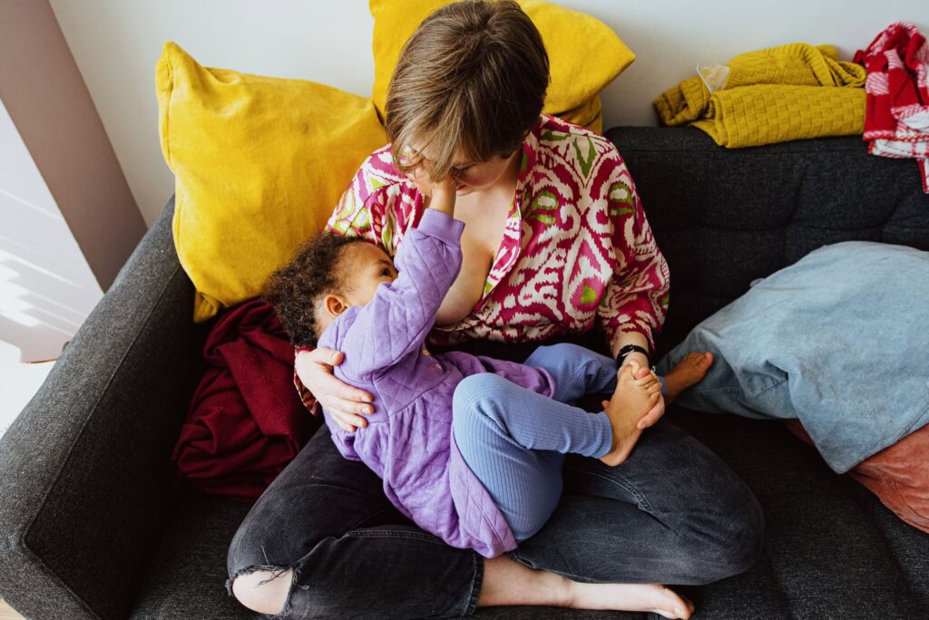 A relaxed family photo experience by doing a documentary session, during which this mother is breastfeeding. 